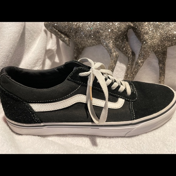 VANS OLD SCHOOL BLACK AND WHITE SIZE 10.5 - hardly used.. soles have no wear! - Picture 4 of 11
